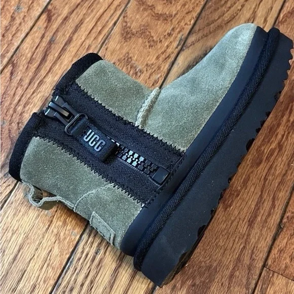 UGG Australia Classic Mini Zipper Tape Logo Boot in Olive 8C New without Box. - Picture 7 of 16